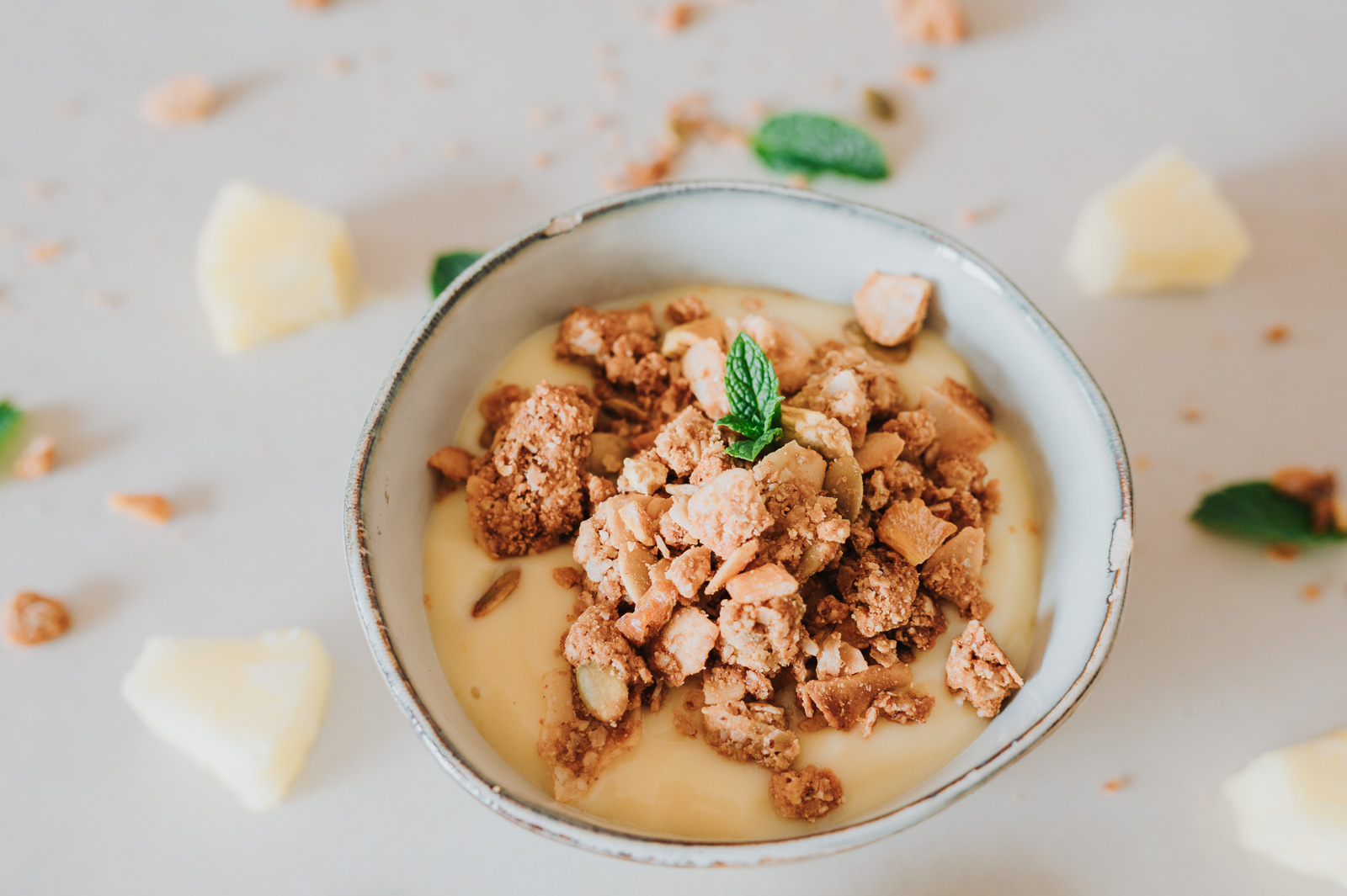 Vegan granola Vitalvibe piňa colada s kokosem, mangem a ananasem