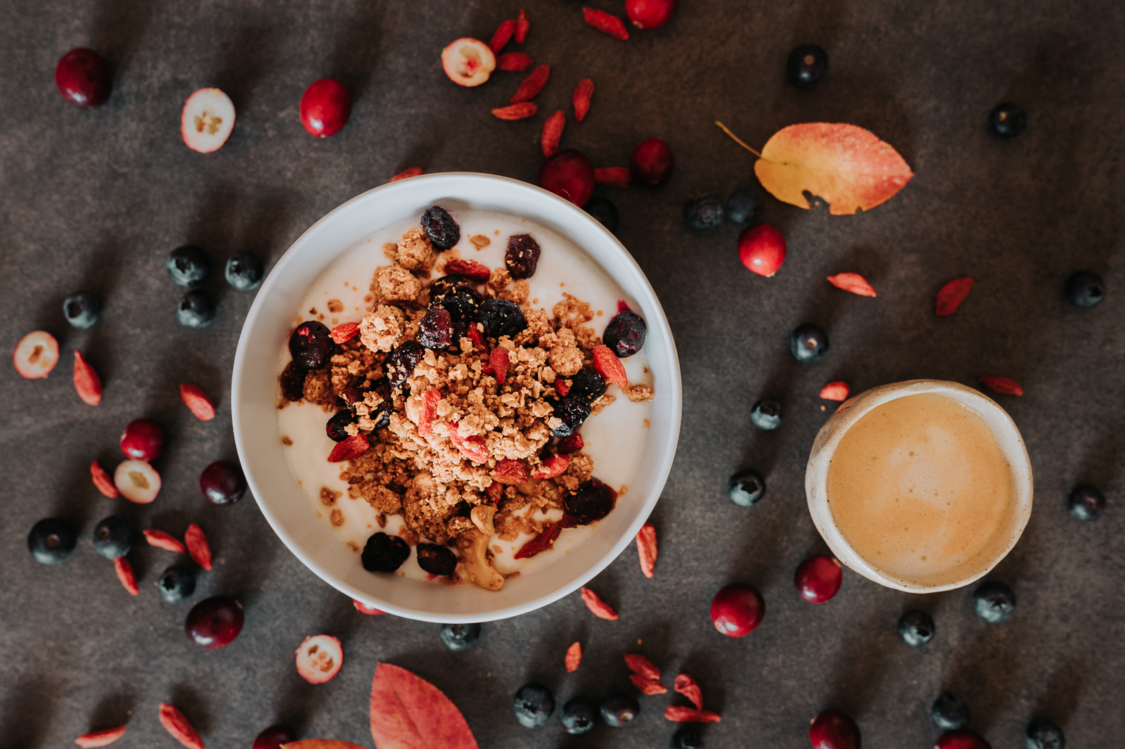 Veganská ovocná granola s borůvkami, brusinkami a kustovnicí přirozeně bez lepku